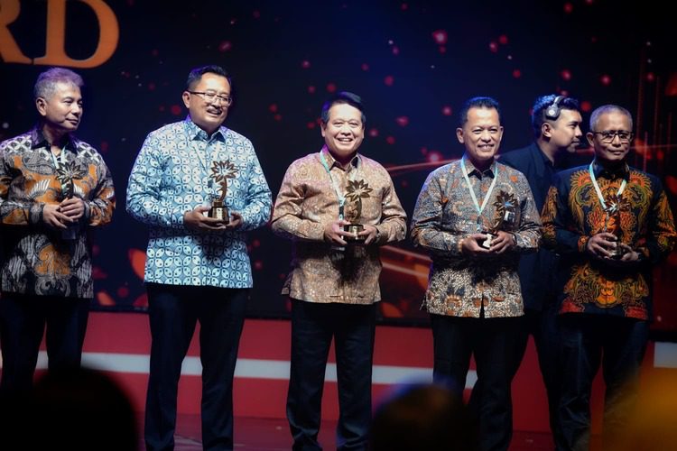 BSI Terima penghargaan OJK
