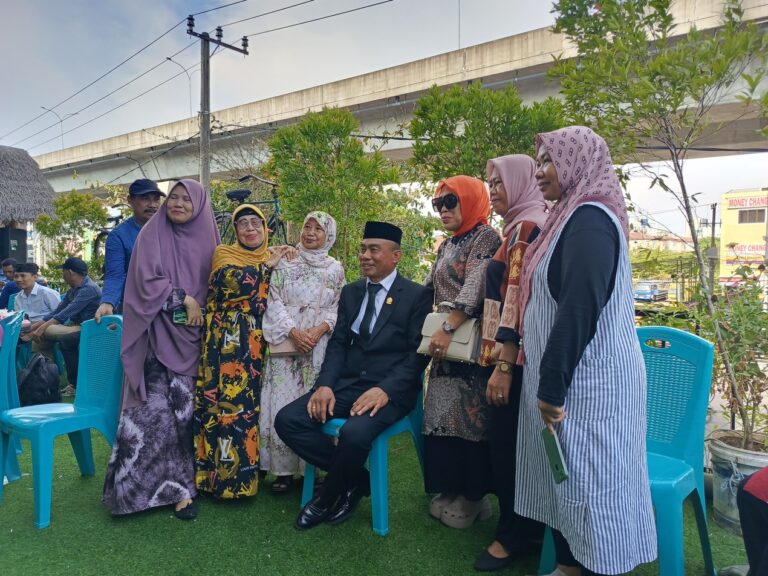 H MUsakkar berfoto bersama tamu saat syukuran pelantikan