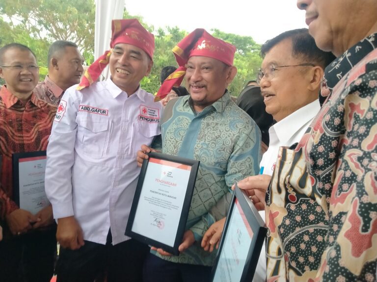 Makassar terima penghargaan PMI (1)