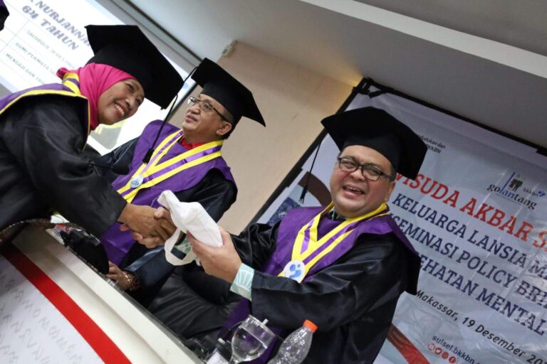 wisuda lansia