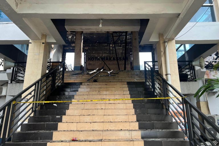 Disdik terbakar