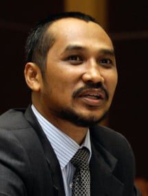 5805d00aa7682-abraham-samad_216_287