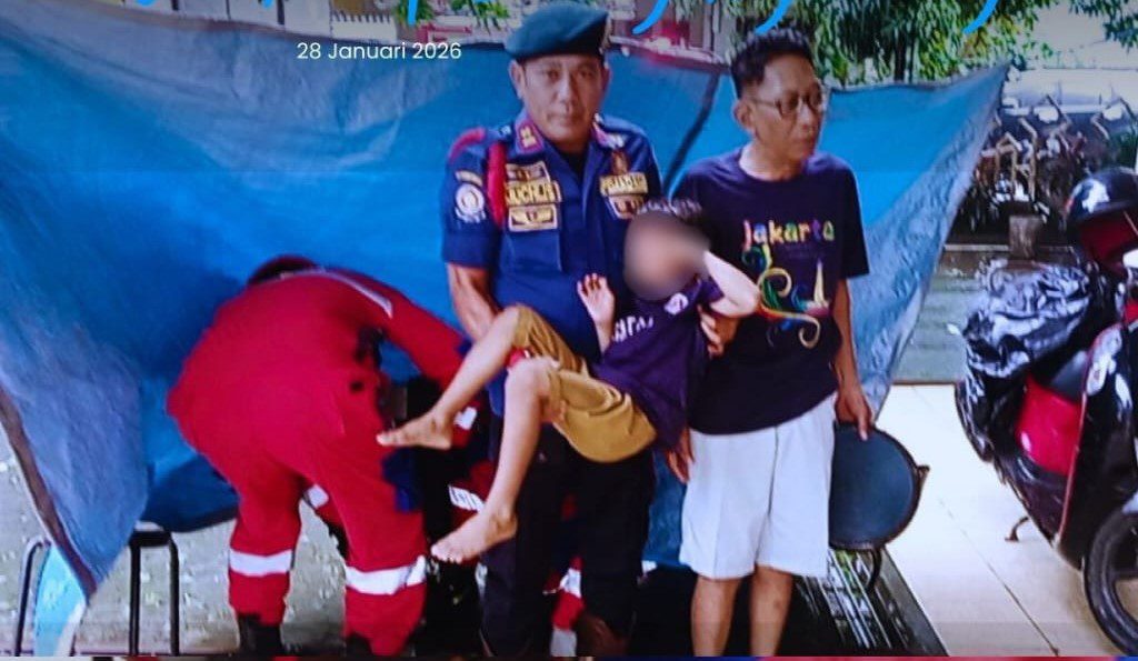 Damkarmat selamatkan anak kejepit