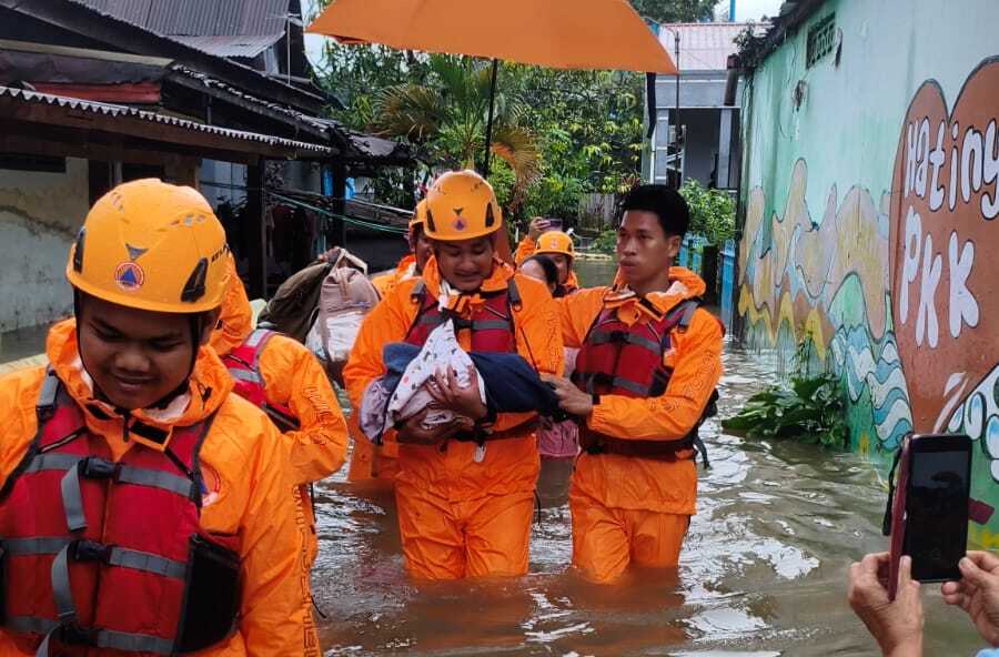 Evakuasi Bayi dari Lokasi Banjir
