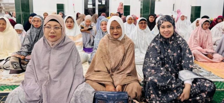 Kepala Dinas Pertanahan Kota Makassar, Dra. Hj. Sri Susilawati, M.Si, mendampingi  Wakil Wali  K