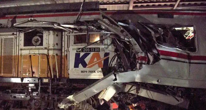 tabrakan kereta di Bekasi  (1)
