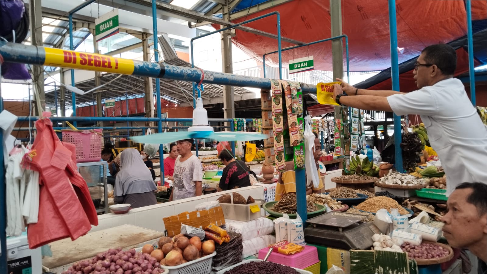 Penyegelan Kios di Pasar Sawah