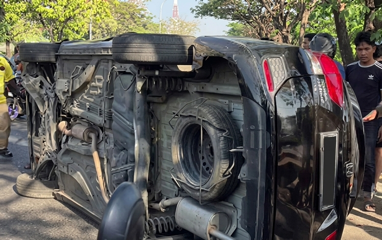 Mobil Terbalik
