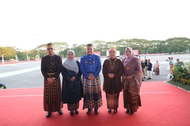 upacara penurunan bendera