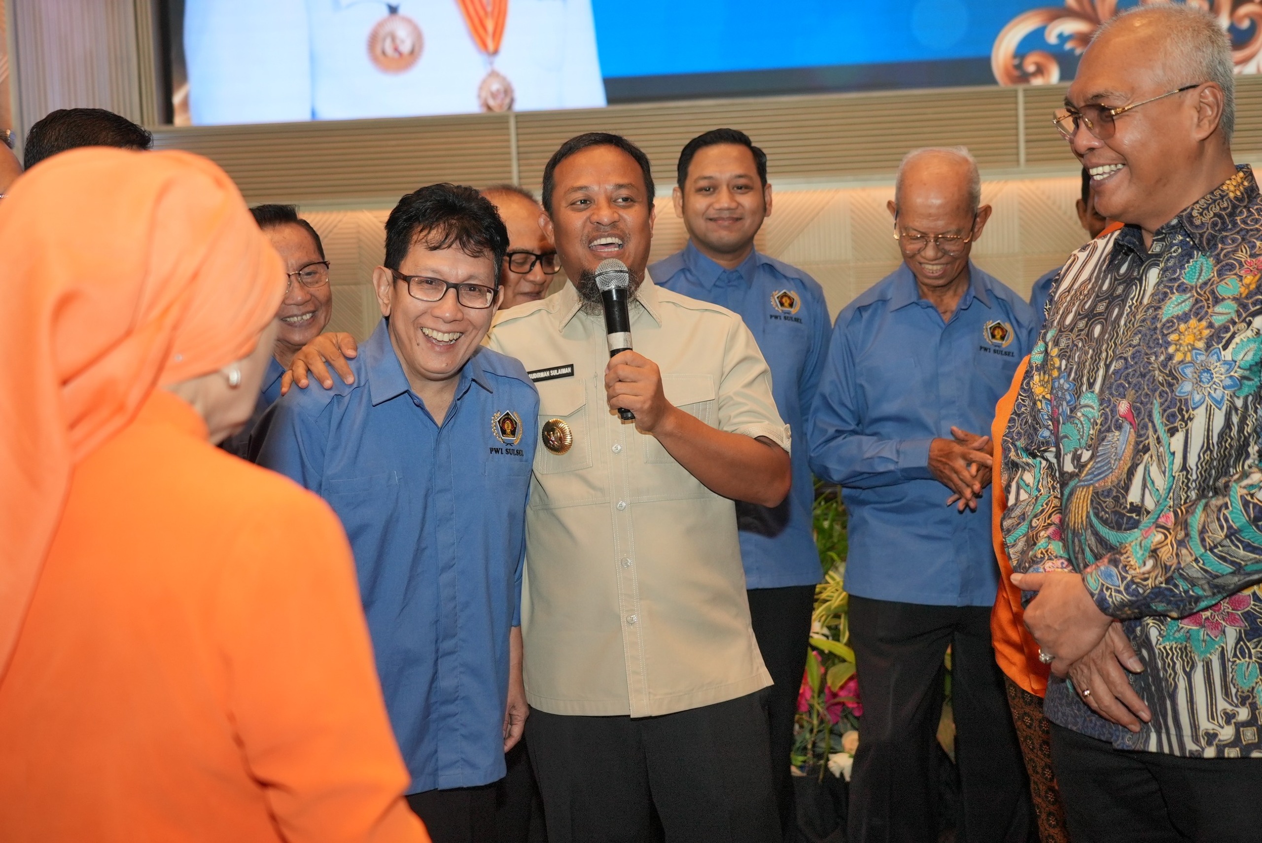 Gubernur Sulsel, Andi Sudirman Sulaiman (baju putih) bersama Ketua PWI Sulsel, Suwardi Thahir dan Ketua PWI PUsat Achmad Munir, Sabtu (17/10/2026)